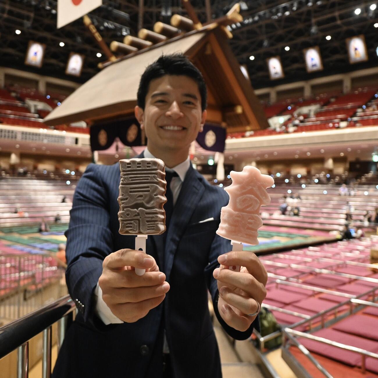 大の里と豊昇龍の漢字アイスを持つ篠原光さん（篠原さん提供写真）