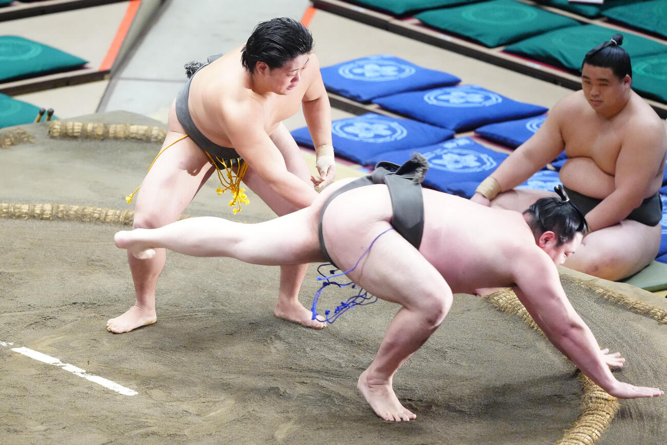 北勝就（手前）を上手出し投げで破る垣添（撮影・江口和貴）