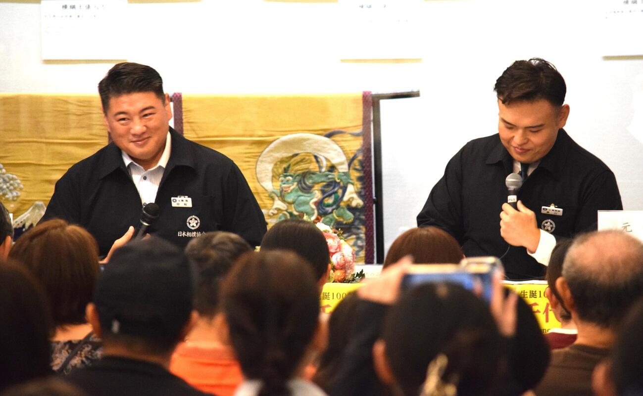 国技館でトークショーを行う中村親方（左）と湊川親方