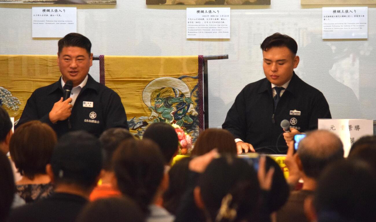 国技館でトークショーを行う中村親方（左）と湊川親方