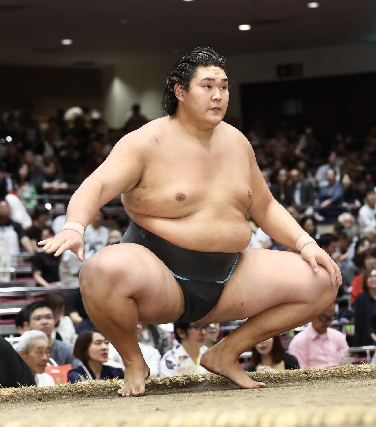 竜翔を寄り切りで破り勝ち名乗りを受ける天昇山（撮影・河田真司）