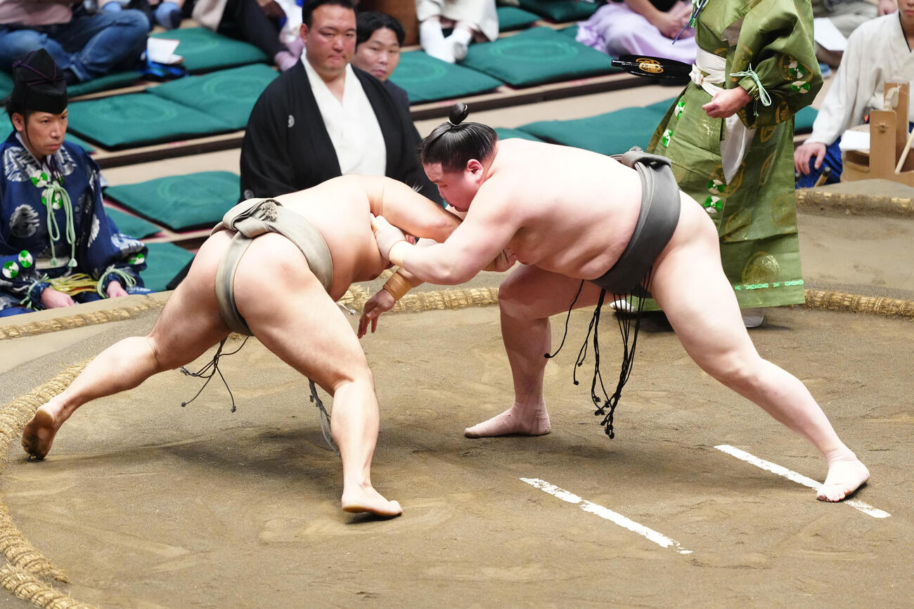 碇潟（左）を突き落としで破る旭富士（撮影・江口和貴）