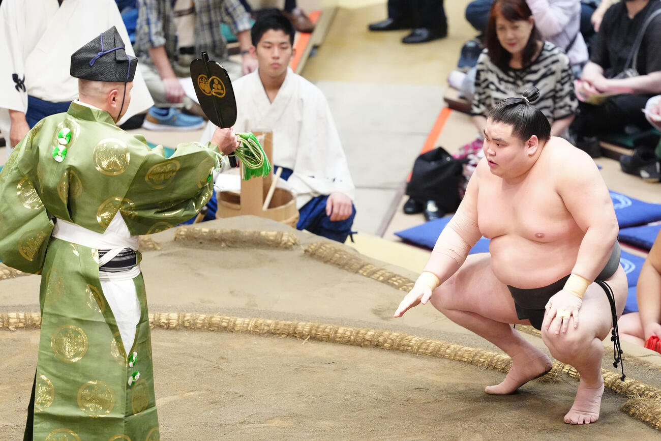 碇潟を突き落としで破った旭富士（撮影・江口和貴）
