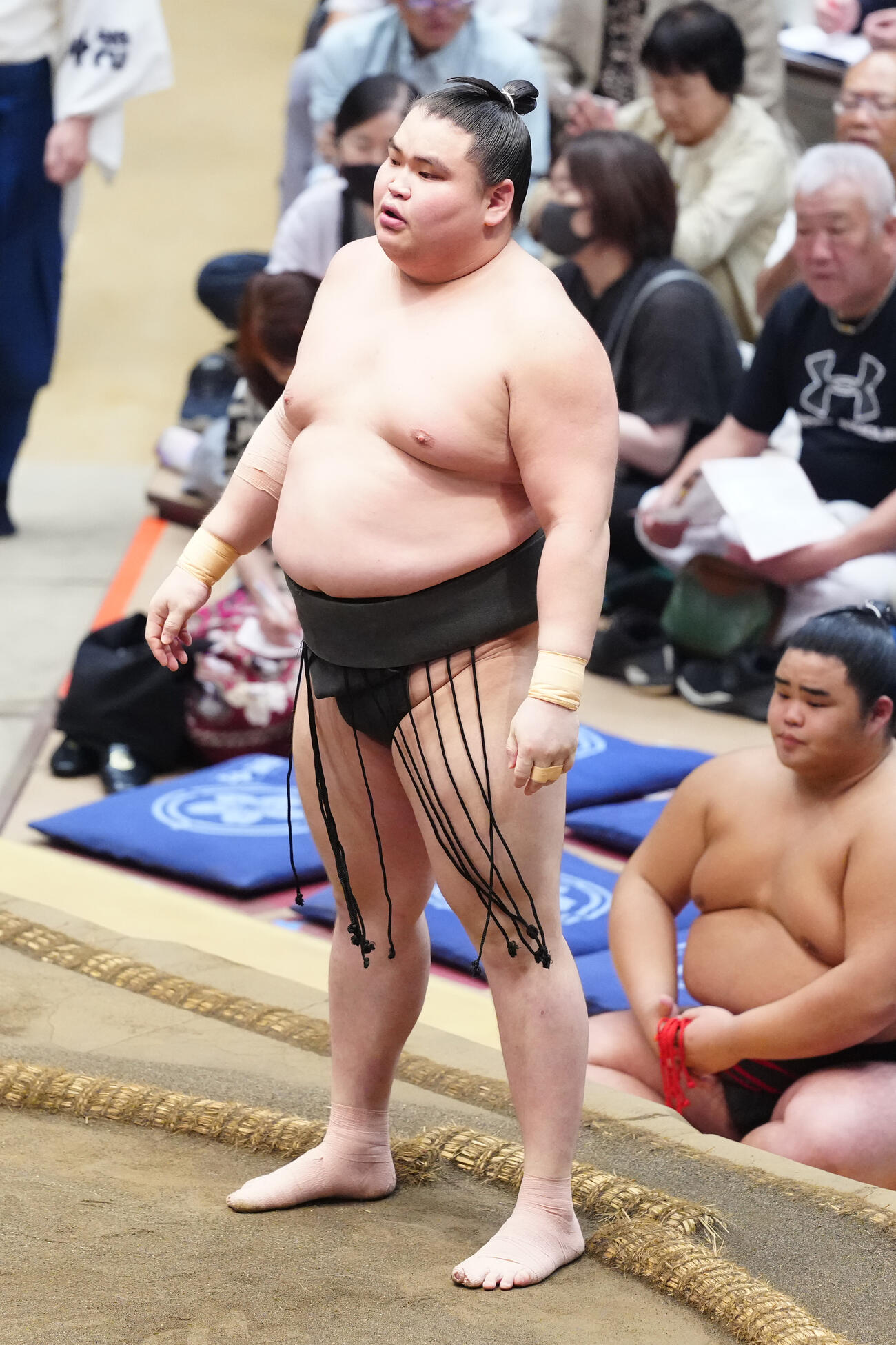 碇潟を突き落としで破った旭富士（撮影・江口和貴）