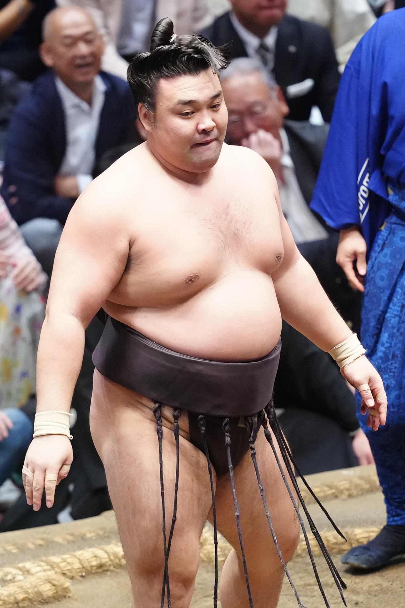 大栄翔に引き落としで敗れた霧島（撮影・江口和貴）