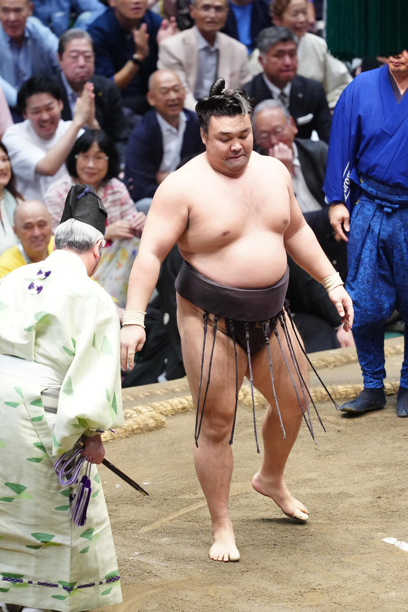 大栄翔に引き落としで敗れた霧島（撮影・江口和貴）