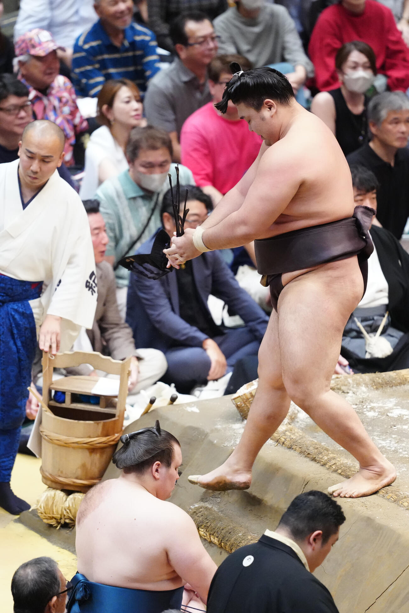 大栄翔に引き落としで敗れた霧島（撮影・江口和貴）