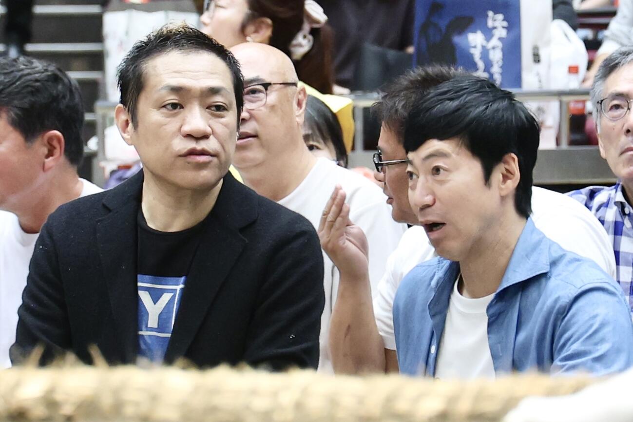 大相撲観戦するはなわ（左）と東貴博（撮影・河田真司）