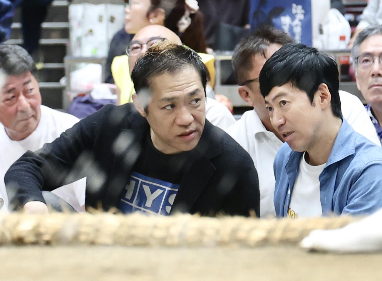 大相撲観戦するはなわ（左）と東貴博（撮影・河田真司）