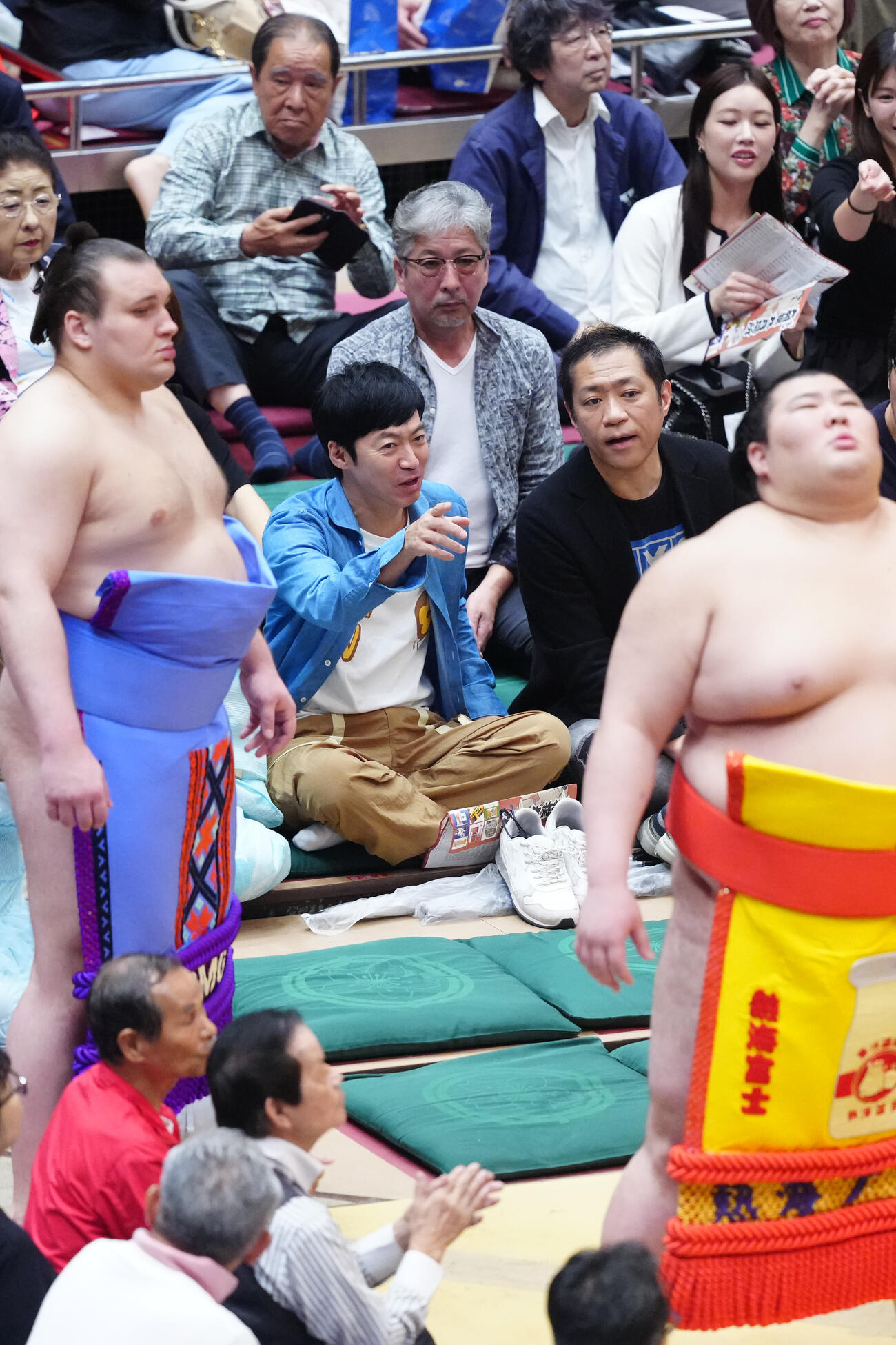 観戦する、はなわ（中央右）と東貴博（撮影・江口和貴）