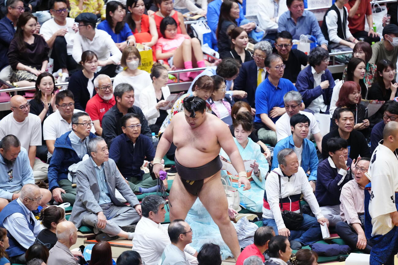 大栄翔に引き落としで敗れた霧島（中央）（撮影・江口和貴）