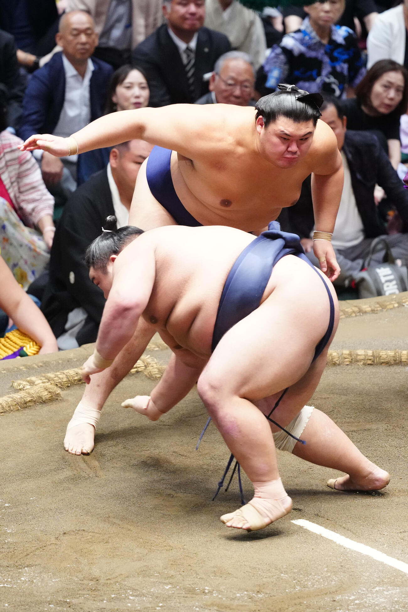藤凌駕（手前）を引き落としで破る大の里（撮影・江口和貴）