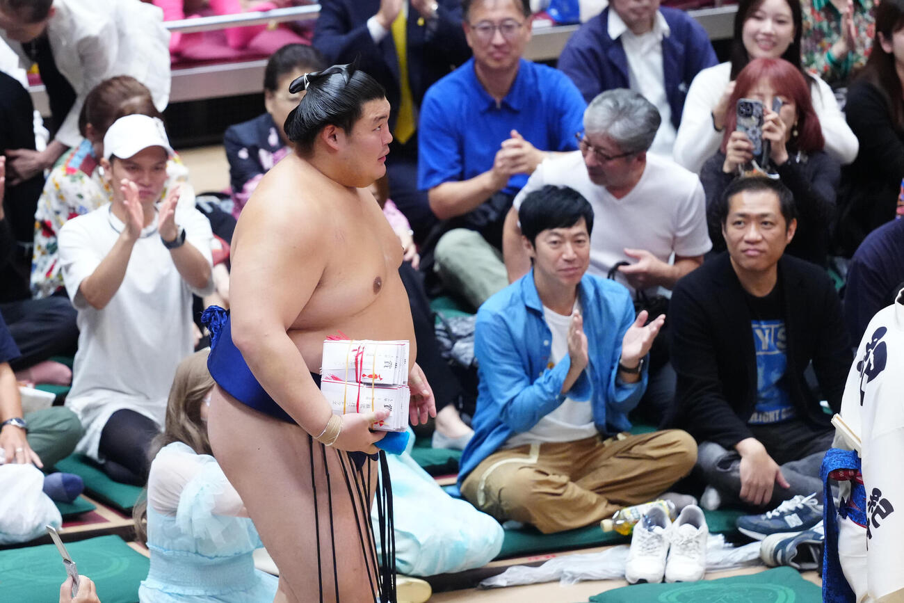 藤凌駕を引き落としで破った大の里（撮影・江口和貴）
