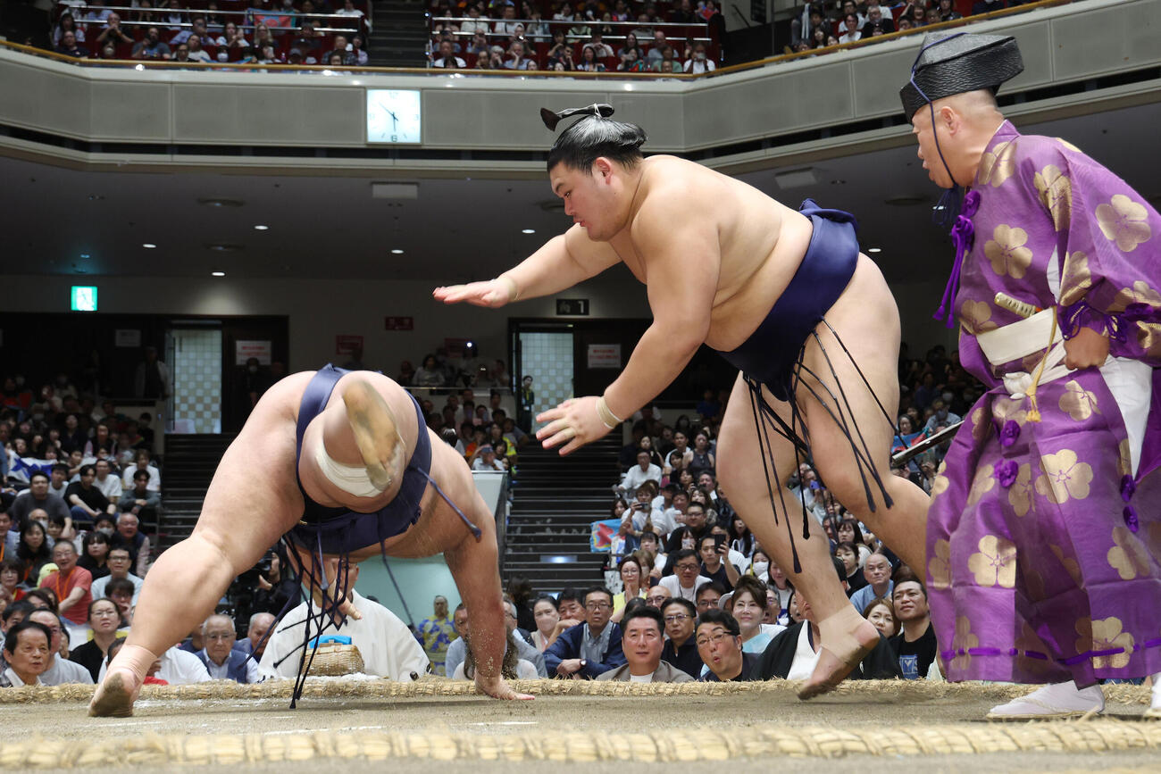 藤凌駕（左）を引き落としで破る大の里（撮影・河田真司）