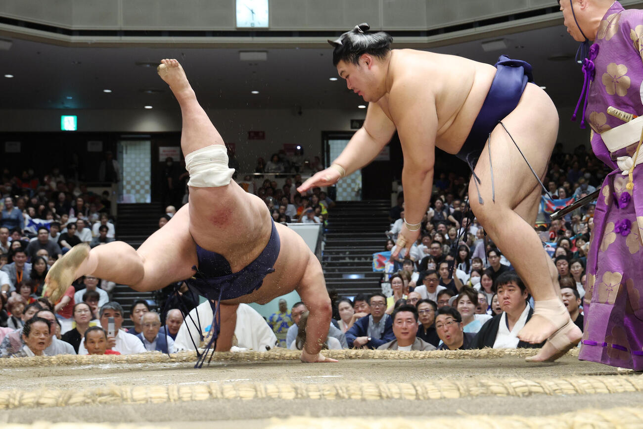 藤凌駕（左）を引き落としで破る大の里（撮影・河田真司）