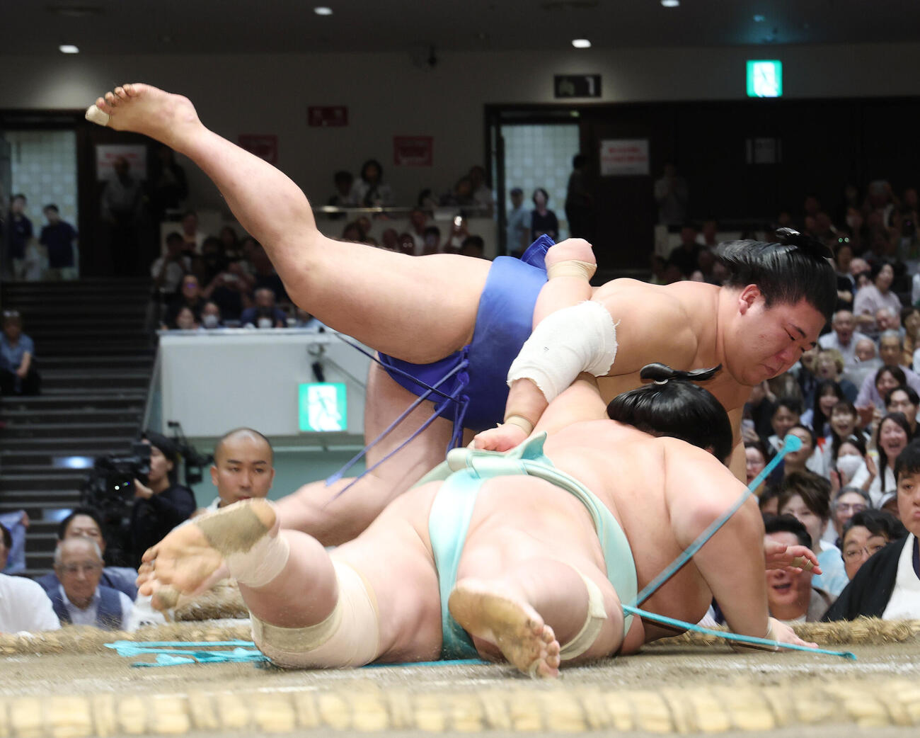 琴桜（下）を上手投げで破る藤ノ川（撮影・河田真司）