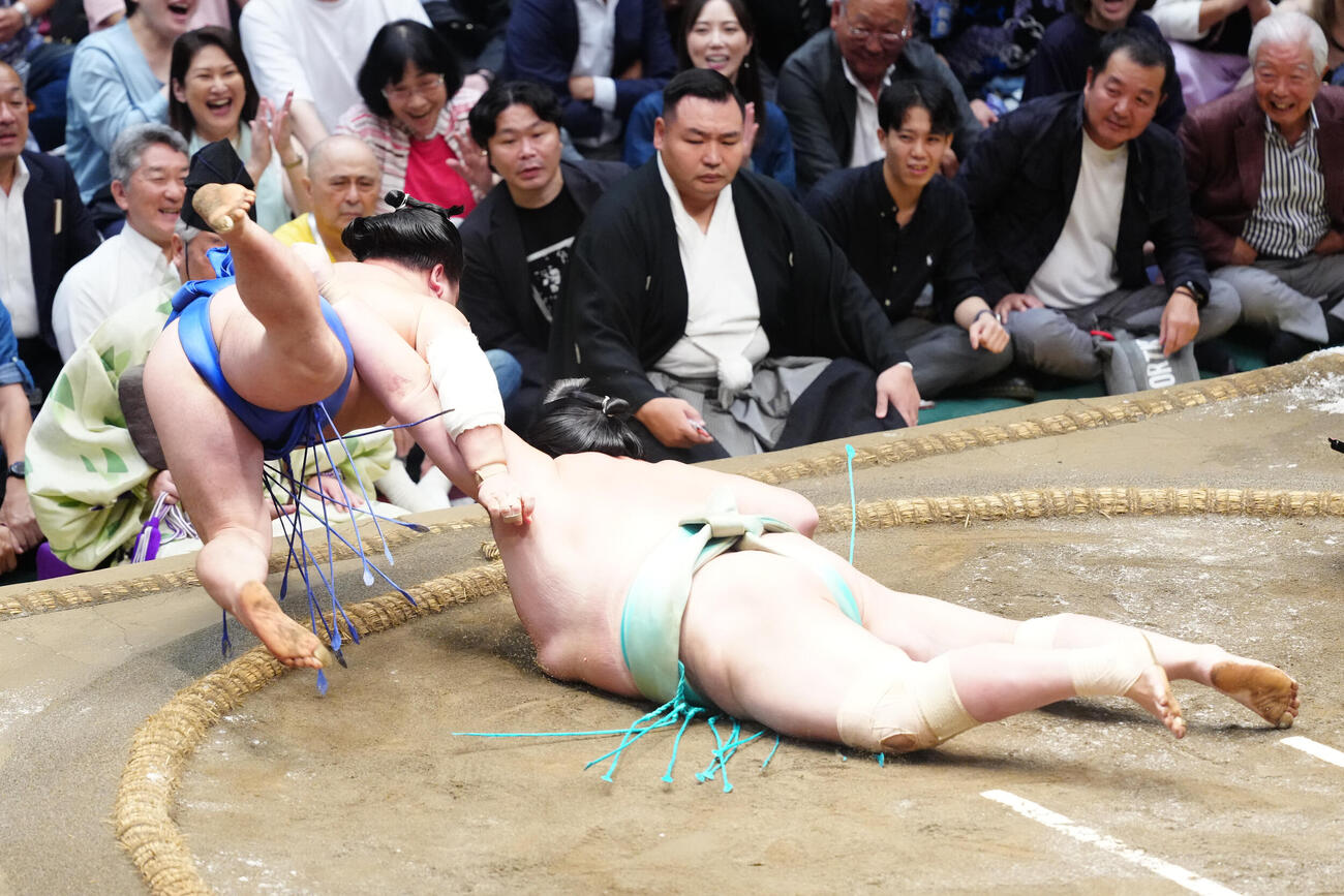 琴桜（右）を上手投げで破る藤ノ川（撮影・江口和貴）