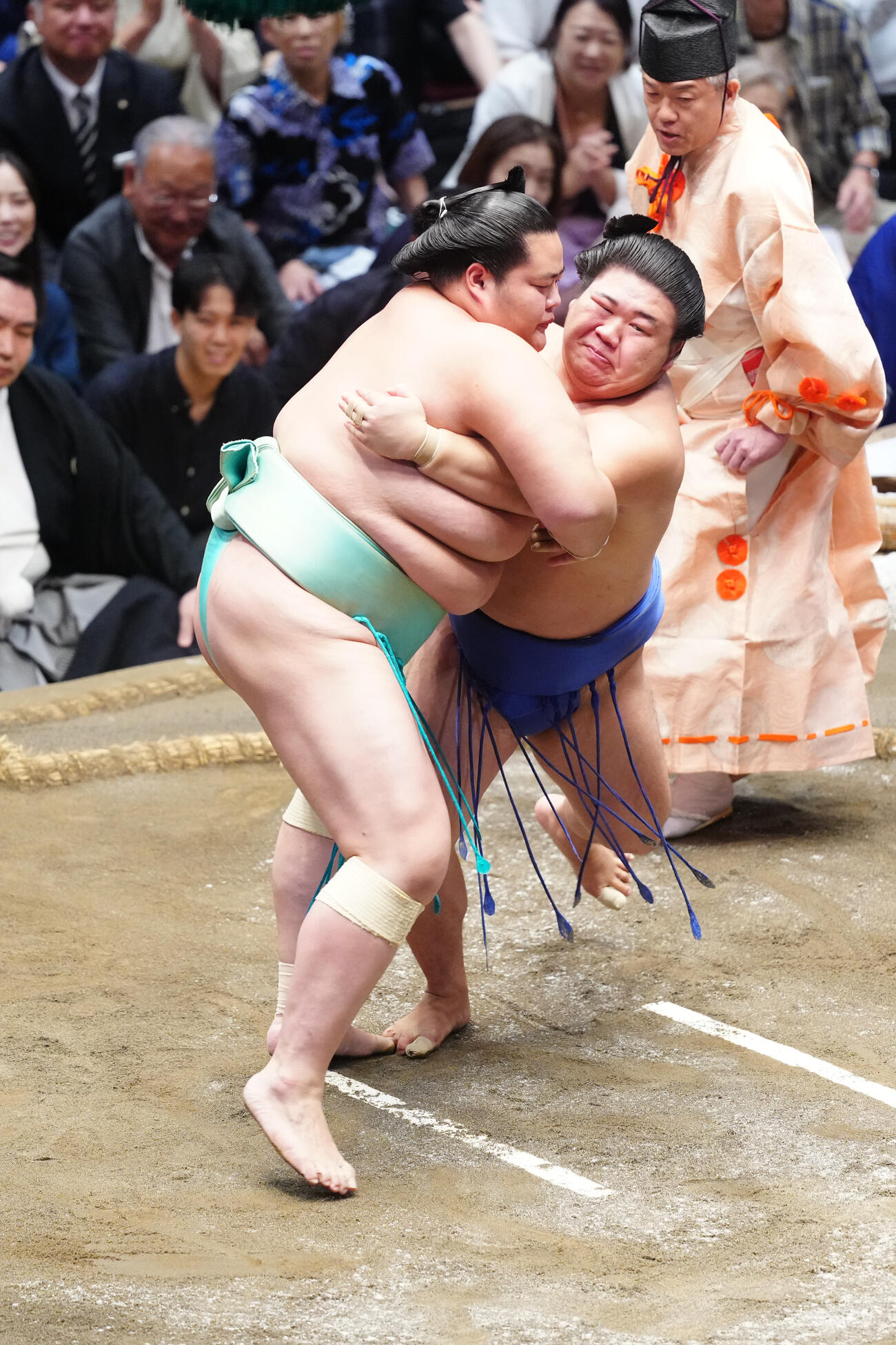 琴桜（左）を上手投げで破る藤ノ川（撮影・江口和貴）