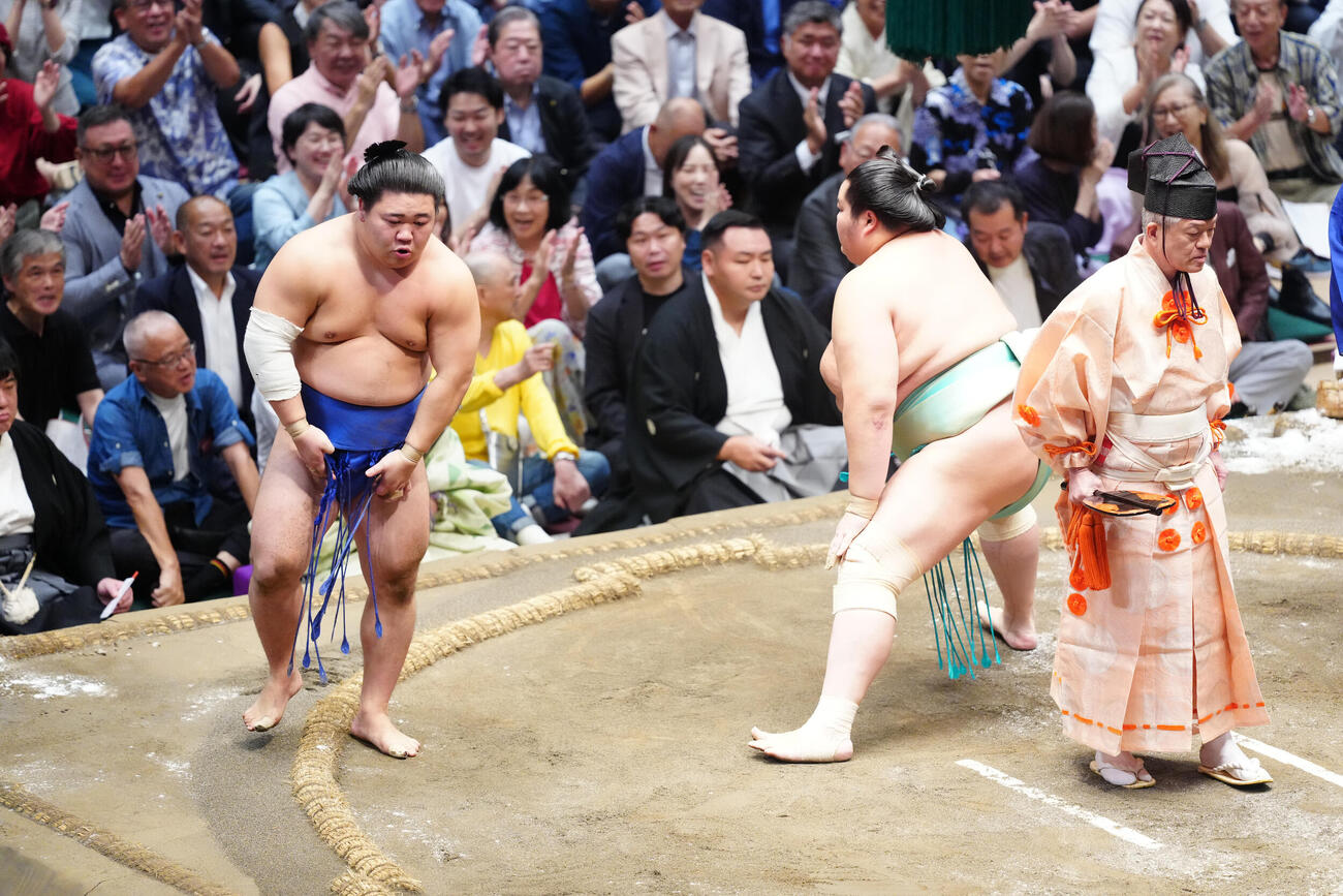 琴桜を上手投げで破った藤ノ川（左）（撮影・江口和貴）