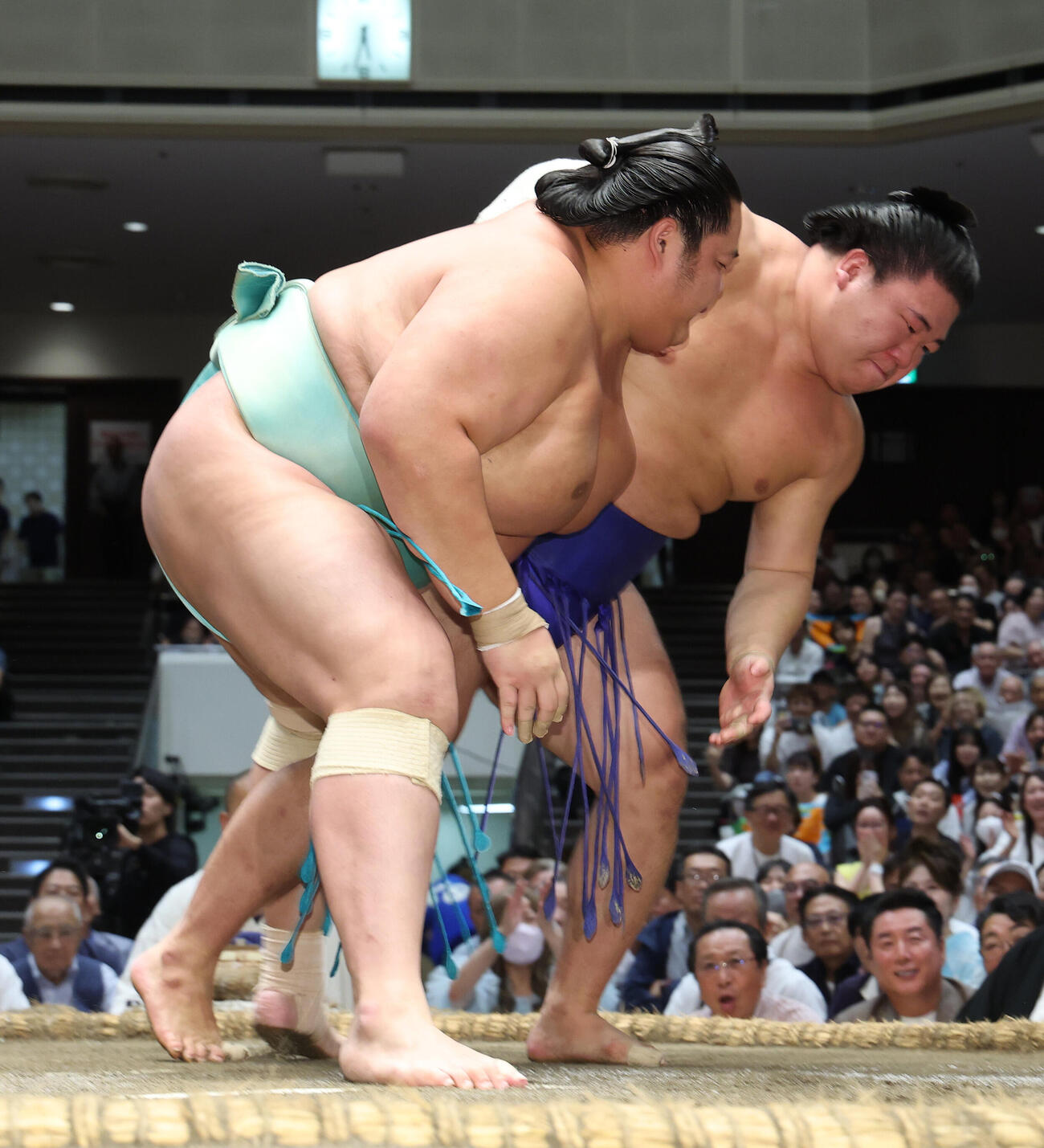 琴桜（左）を上手投げで破る藤ノ川（撮影・河田真司）