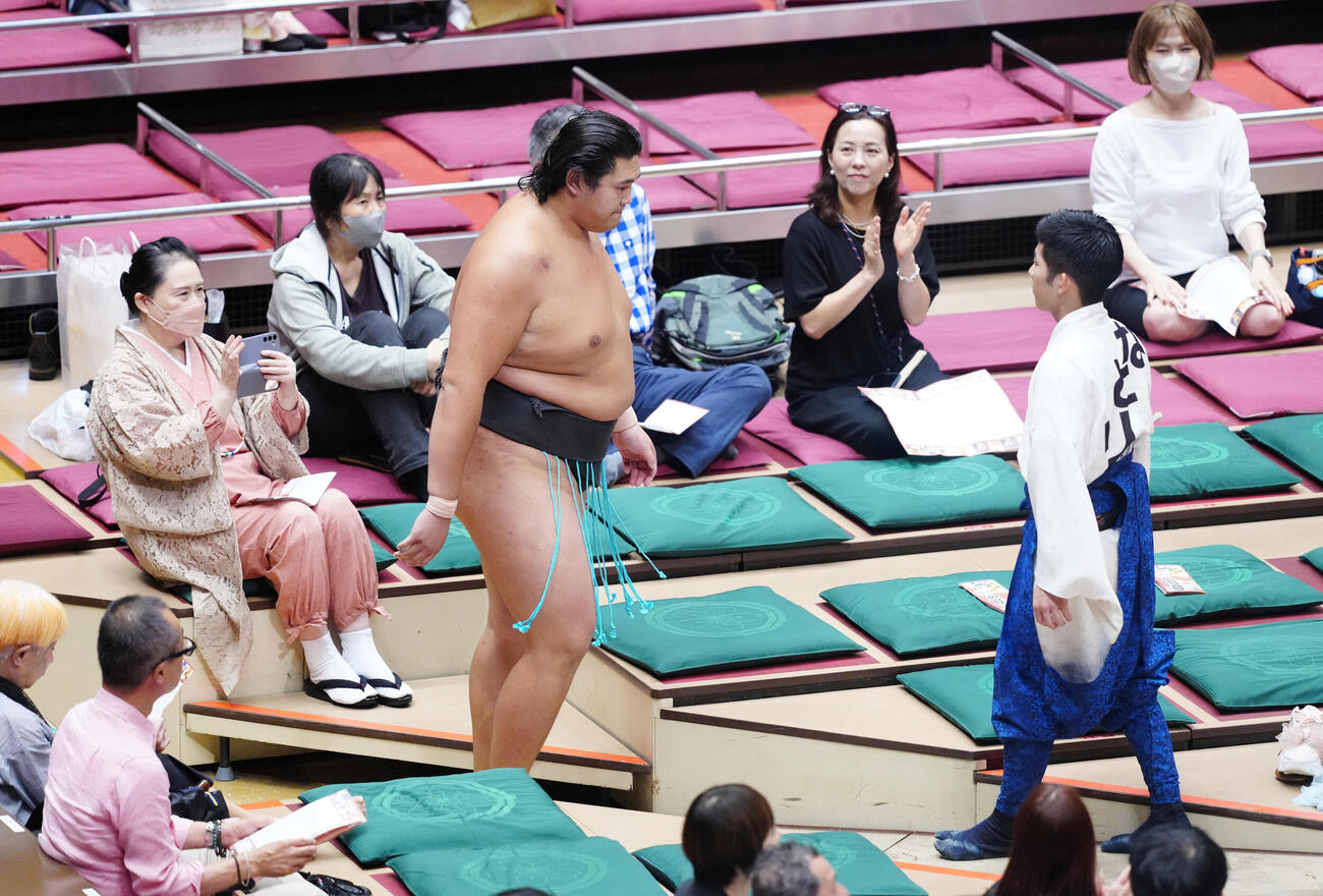 竜翔を寄り切りで破った天昇山（撮影・江口和貴）