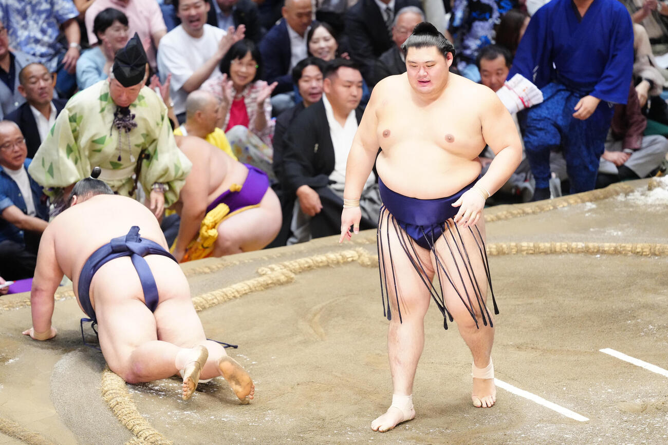 藤凌駕（左）を引き落としで破った大の里（撮影・江口和貴）