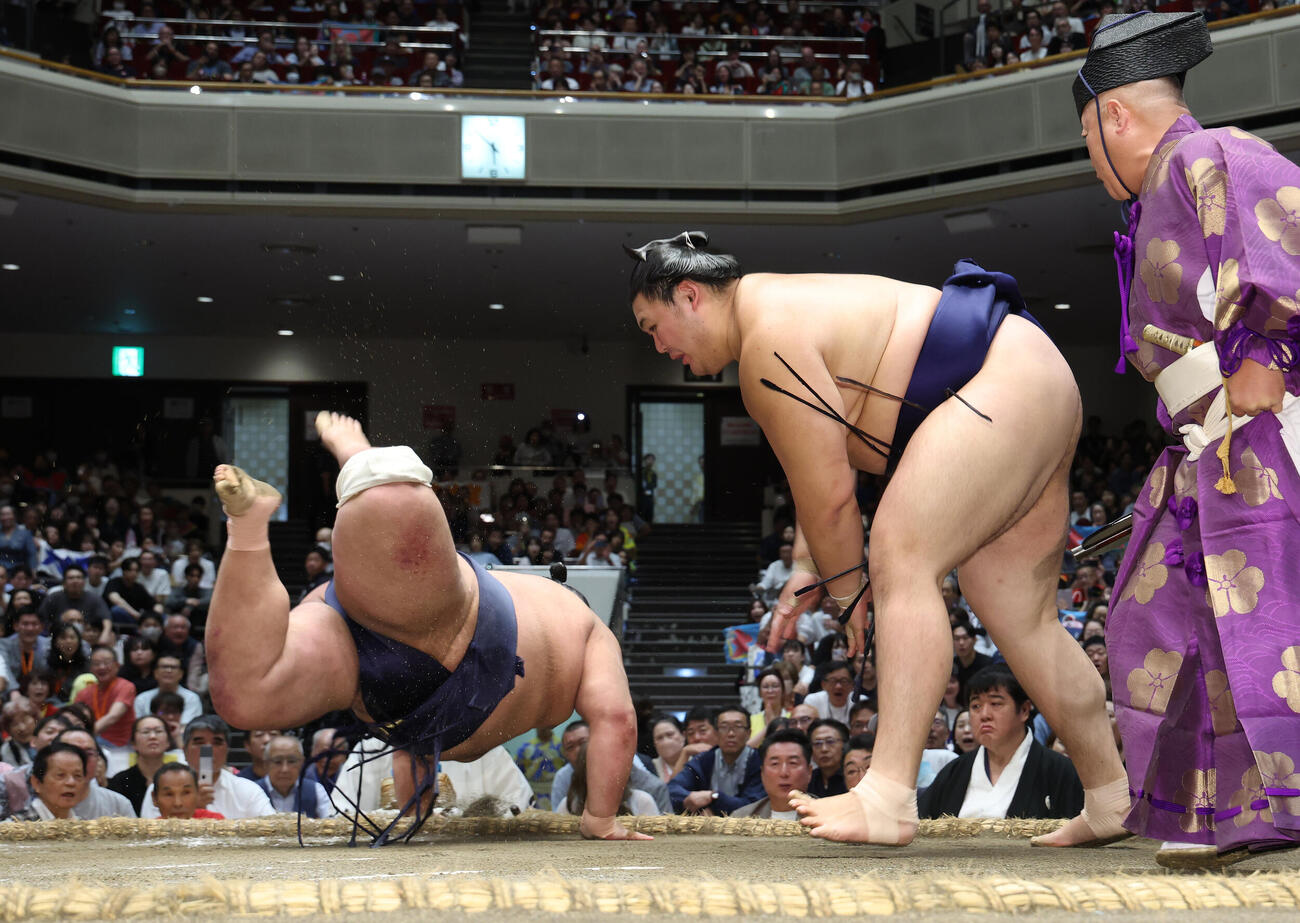 藤凌駕（左）を引き落としで破る大の里（撮影・河田真司）