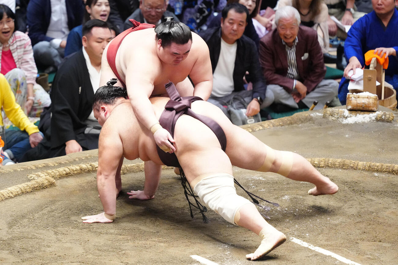 朝乃山（手前）を引き落としで破る隆の勝（撮影・江口和貴）