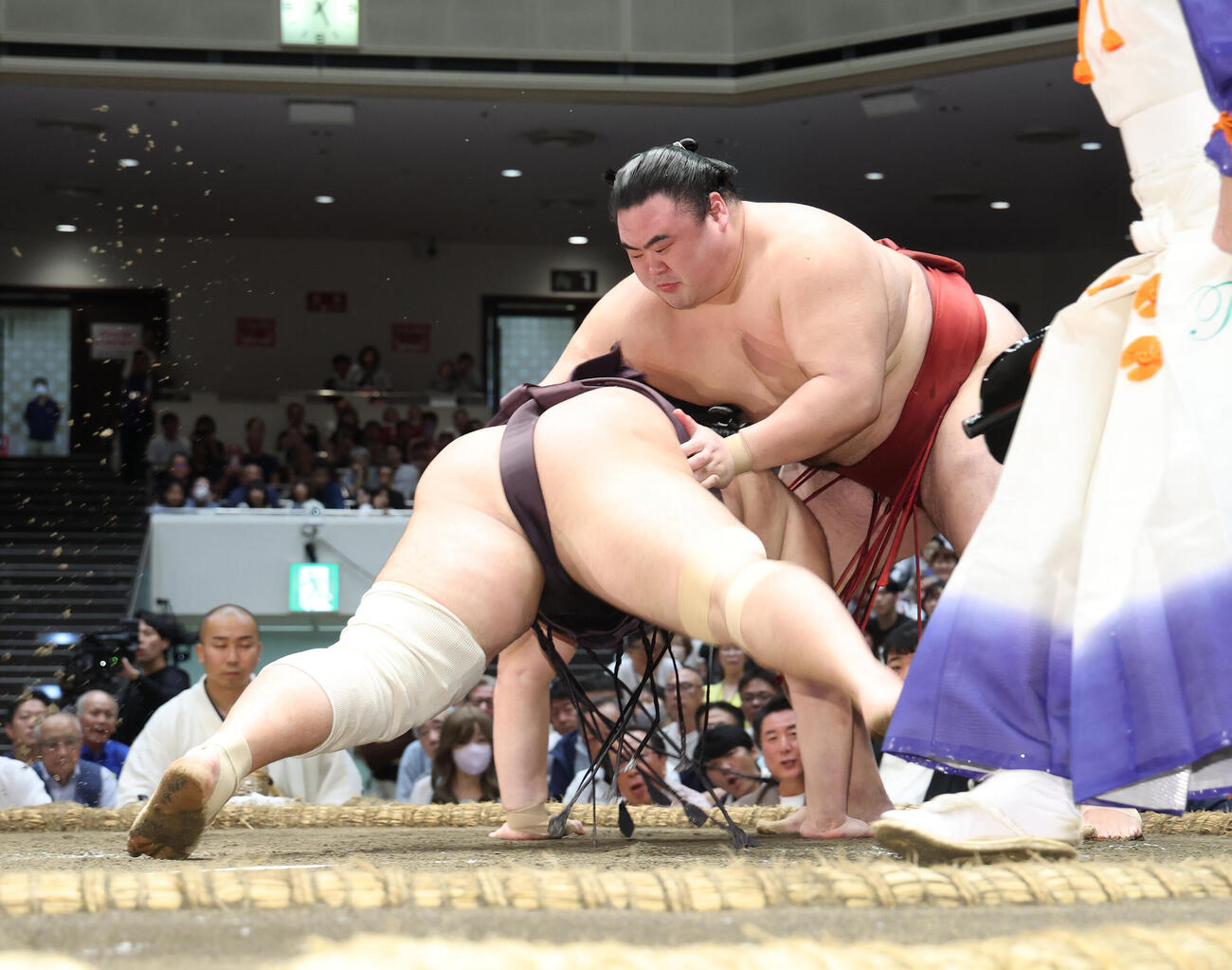 朝乃山（左）を引き落としで破る隆の勝（撮影・河田真司）