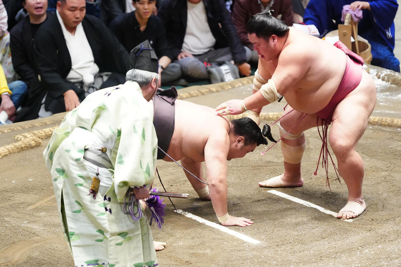 大栄翔（右）に引き落としで敗れる霧島（撮影・江口和貴）