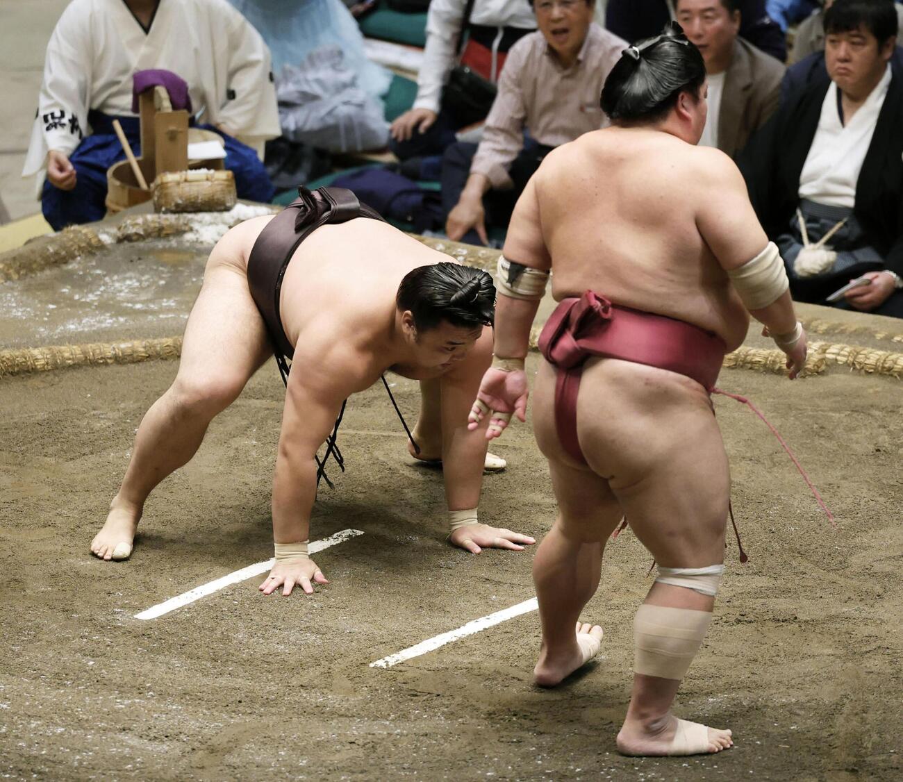 大栄翔（右）に引き落としで敗れた霧島（共同）