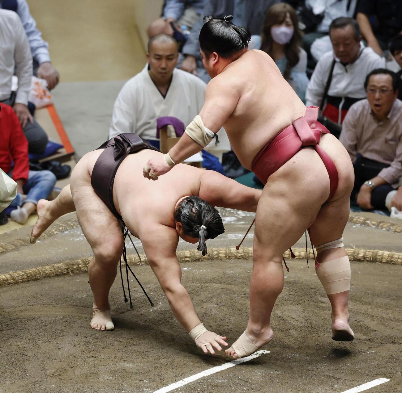 大栄翔（右）に引き落としで敗れた霧島（共同）