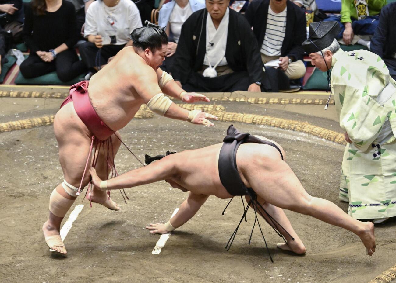 大栄翔（左）に引き落としで敗れた霧島（共同）