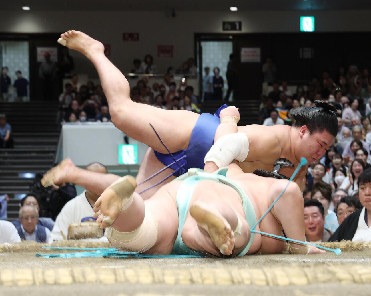 琴桜（下）を上手投げで破る藤ノ川（撮影・河田真司）