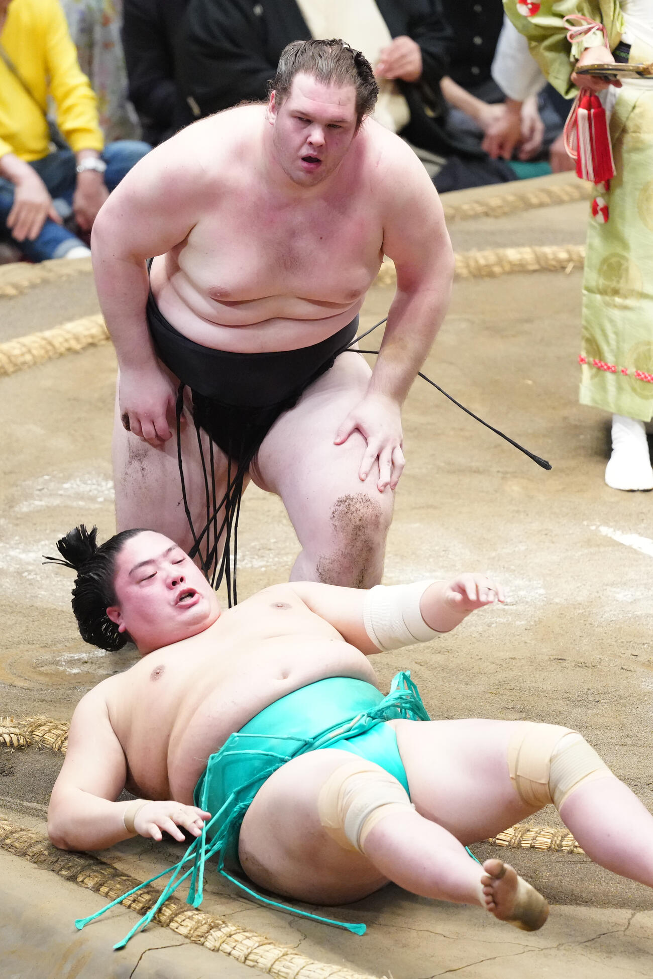 獅司（上）に小手投げで敗れた一山本（撮影・江口和貴）
