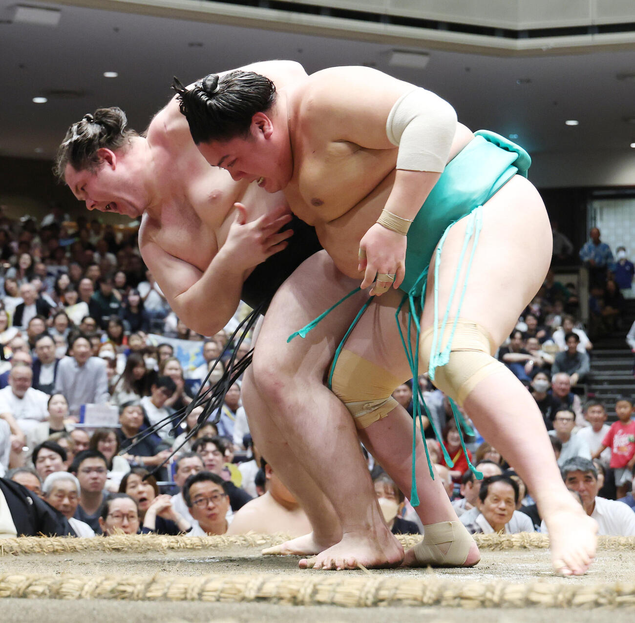 激しく競り合う獅司（左）と一山本（撮影・河田真司）