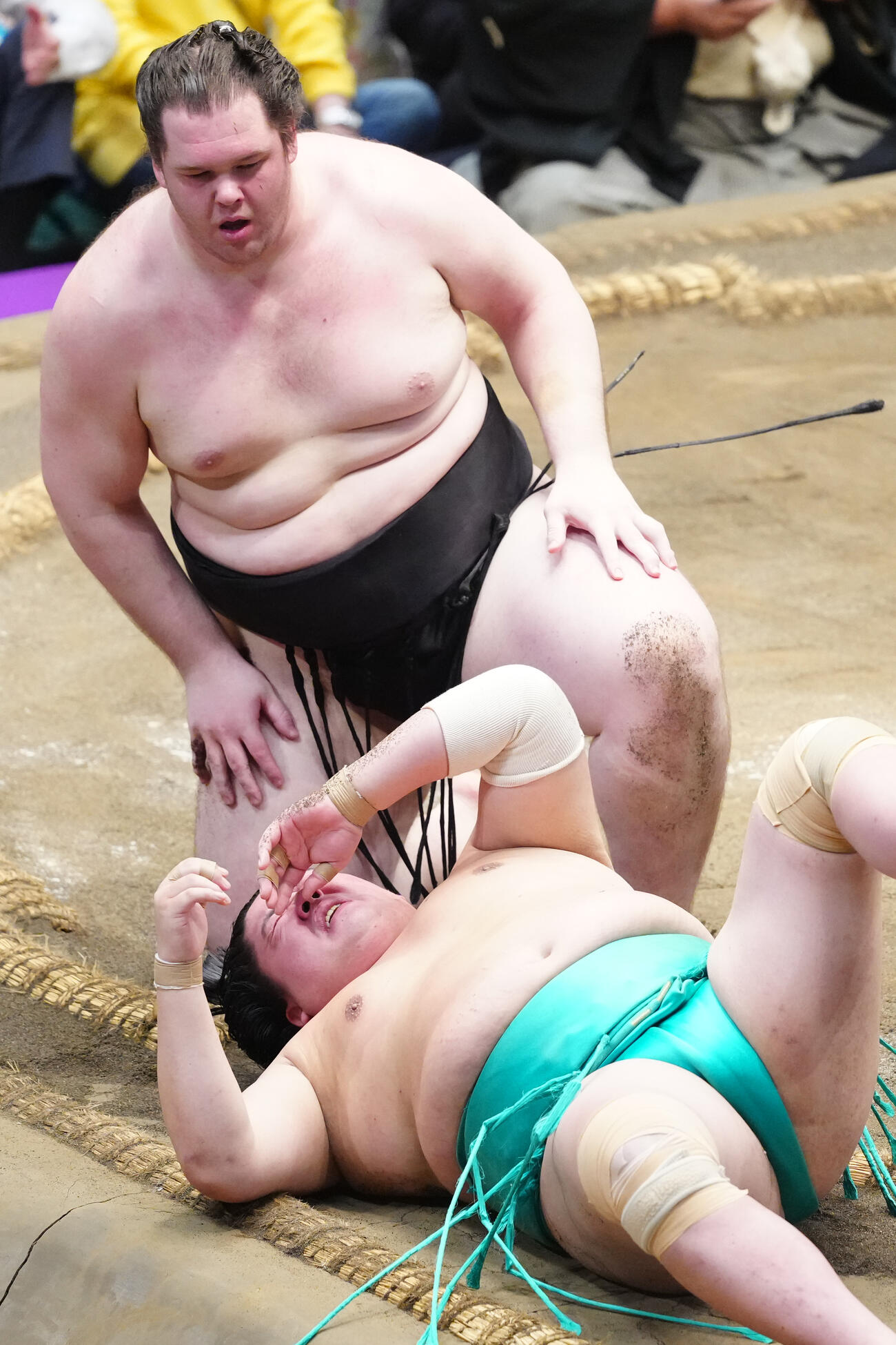 獅司（上）に小手投げで敗れた一山本（撮影・江口和貴）