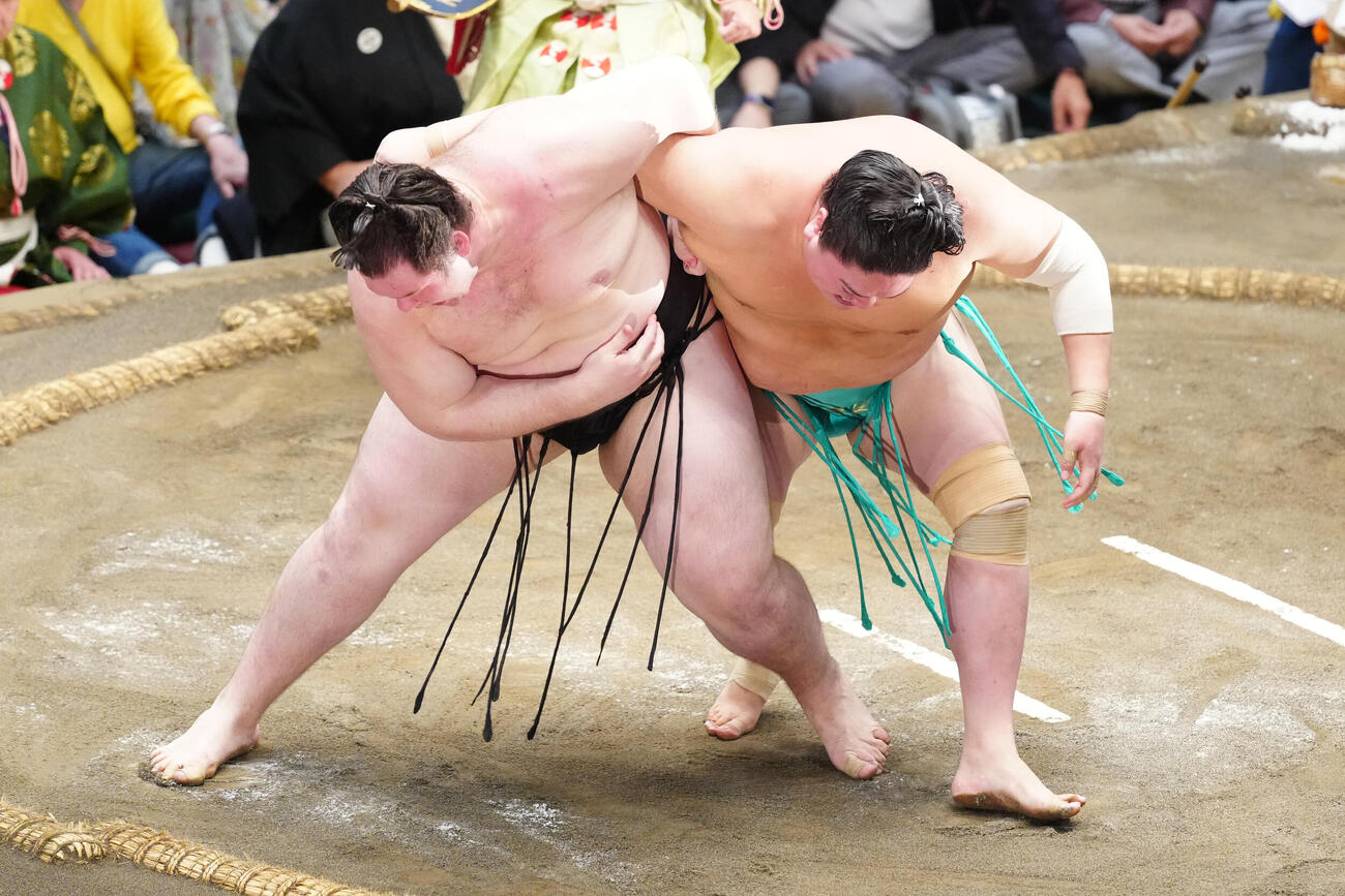 獅司（左）に小手投げで敗れる一山本（撮影・江口和貴）