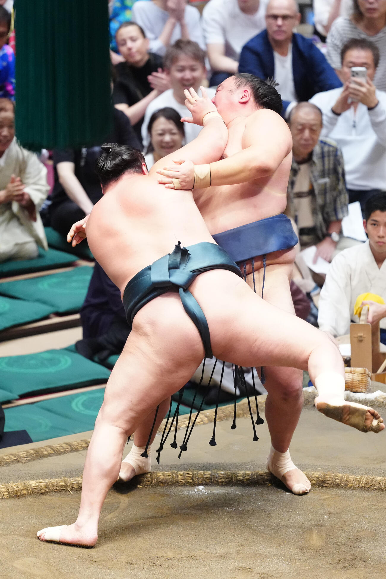 北の若（手前）をつき落としで破る玉鷲（撮影・江口和貴）