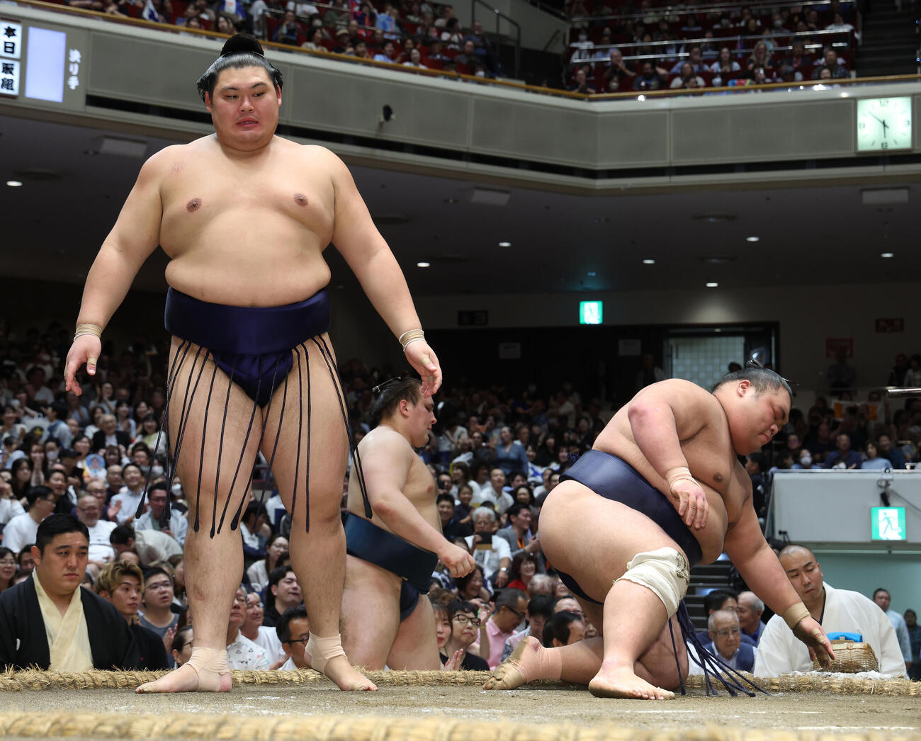 藤凌駕（右）を引き落としで破る大の里（撮影・河田真司）