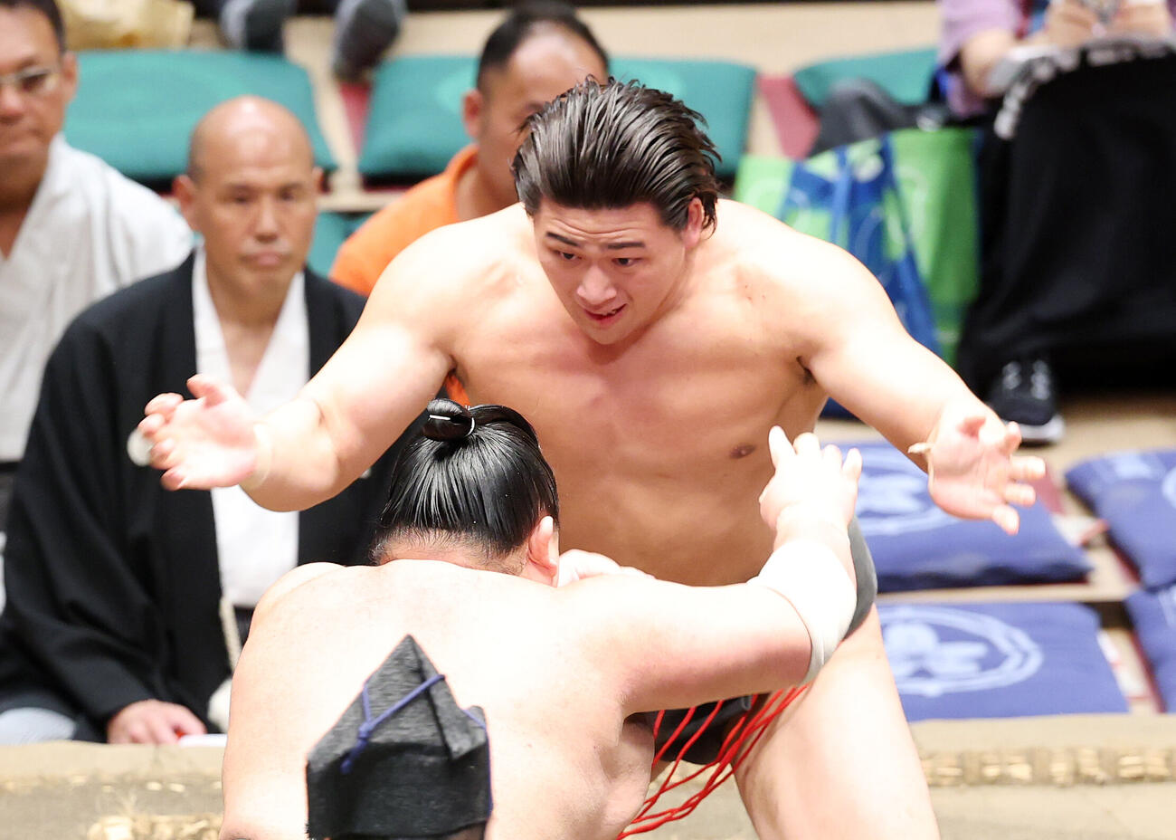 北大地（手前）を攻める大森（撮影・鈴木正人）