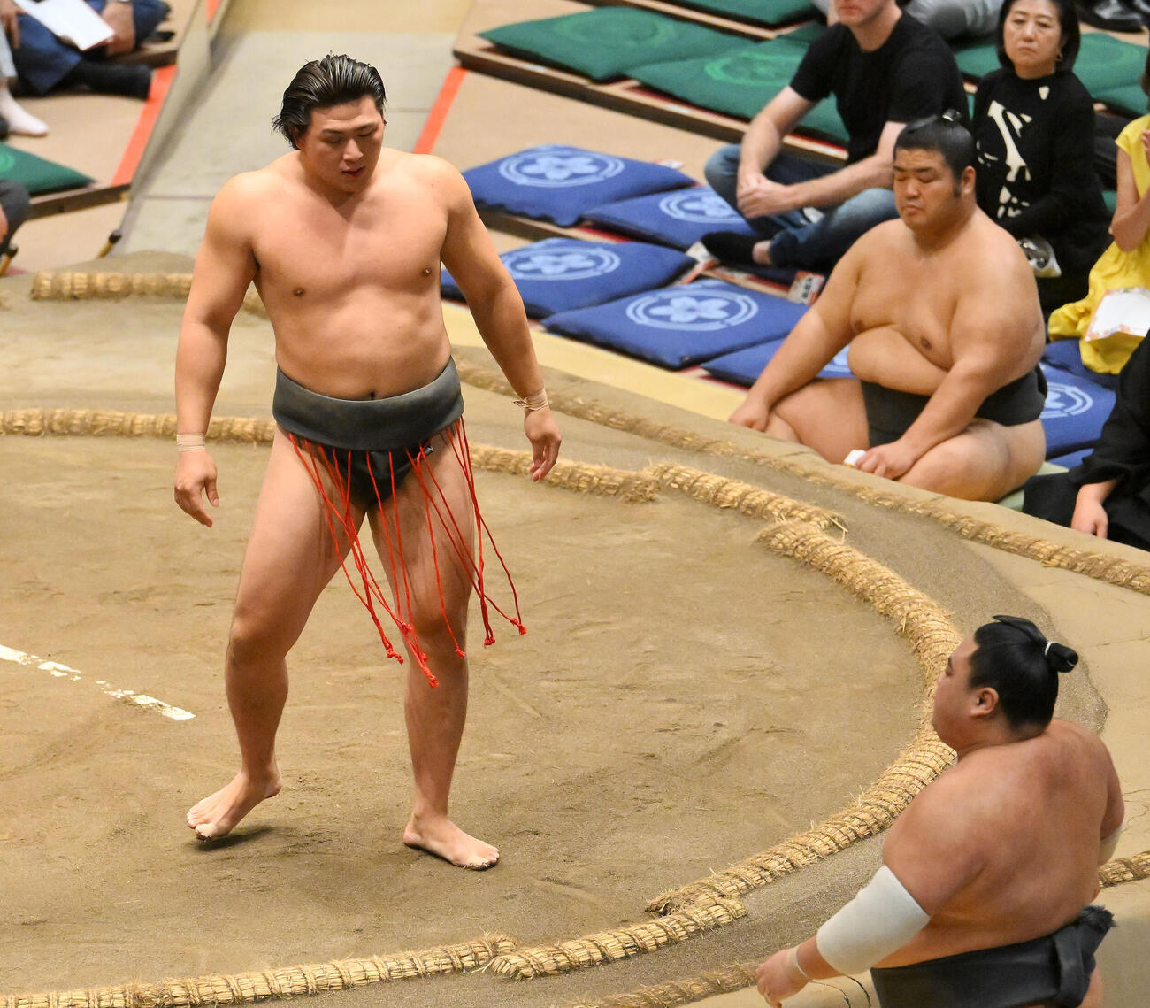 大森（左）は北大地を押し出しで破る（撮影・滝沢徹郎）