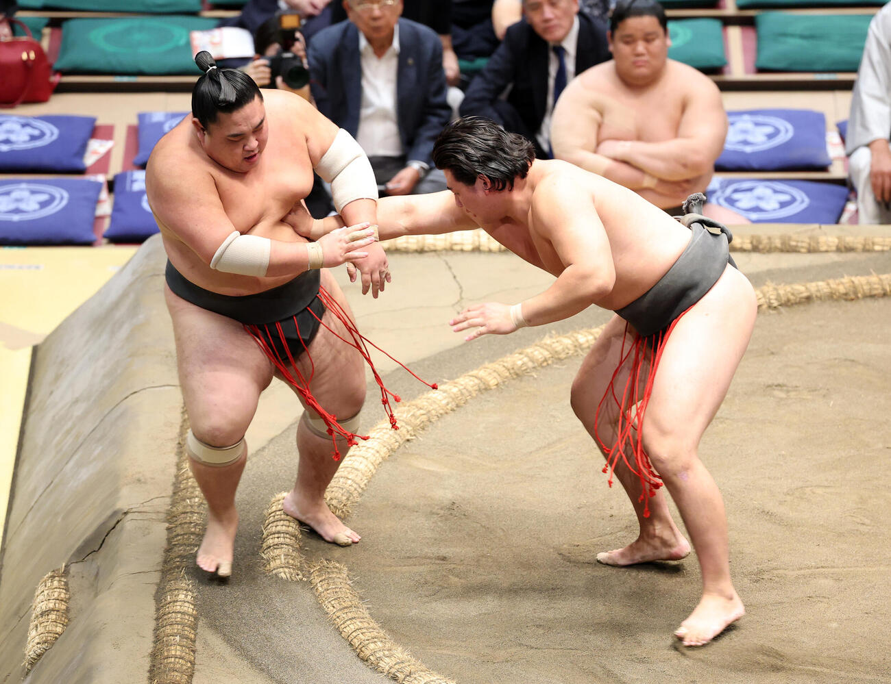 北大地（左）を押し出しで破る大森（撮影・鈴木正人）