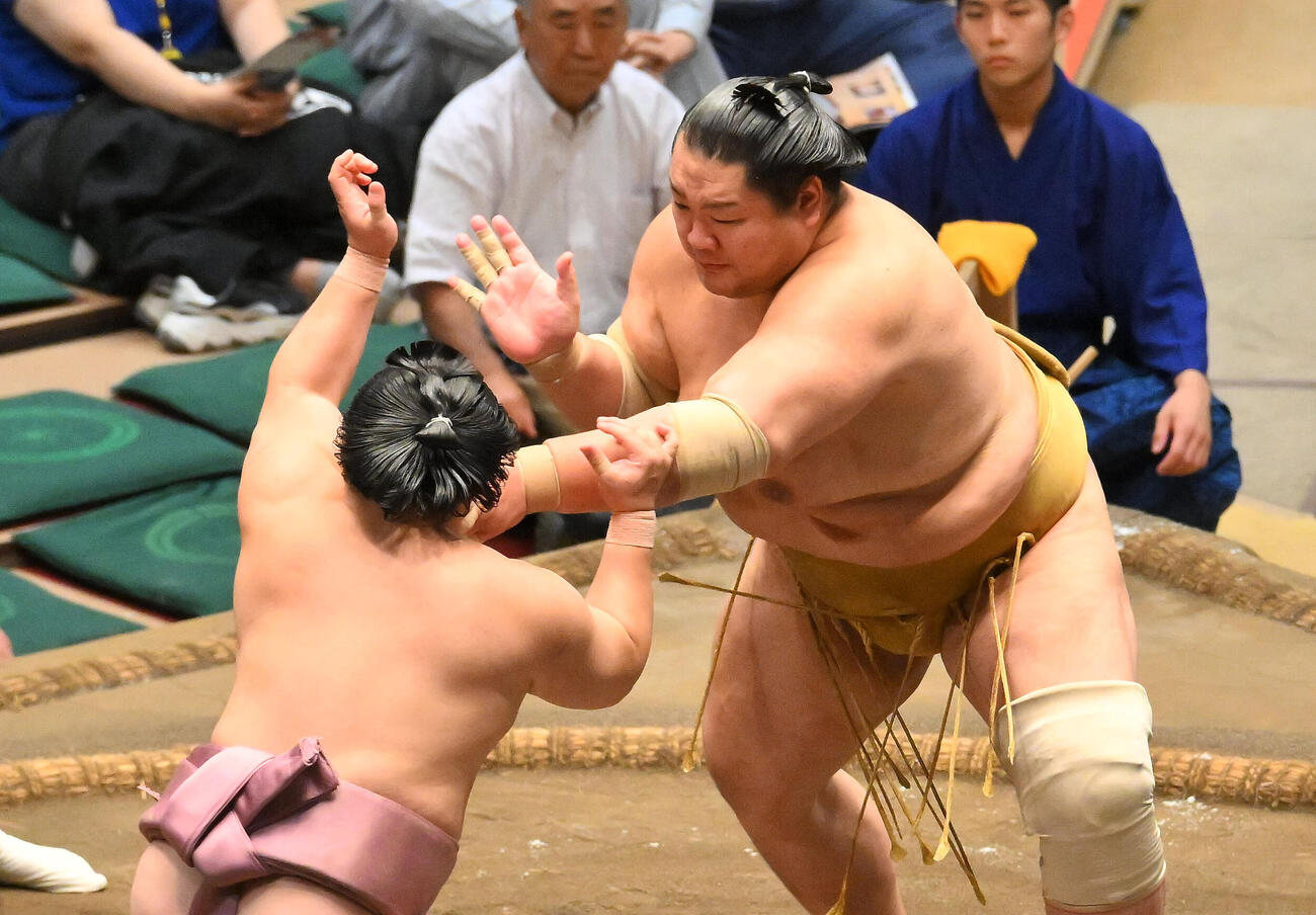 輝（右）は炎鵬を攻める（撮影・滝沢徹郎）