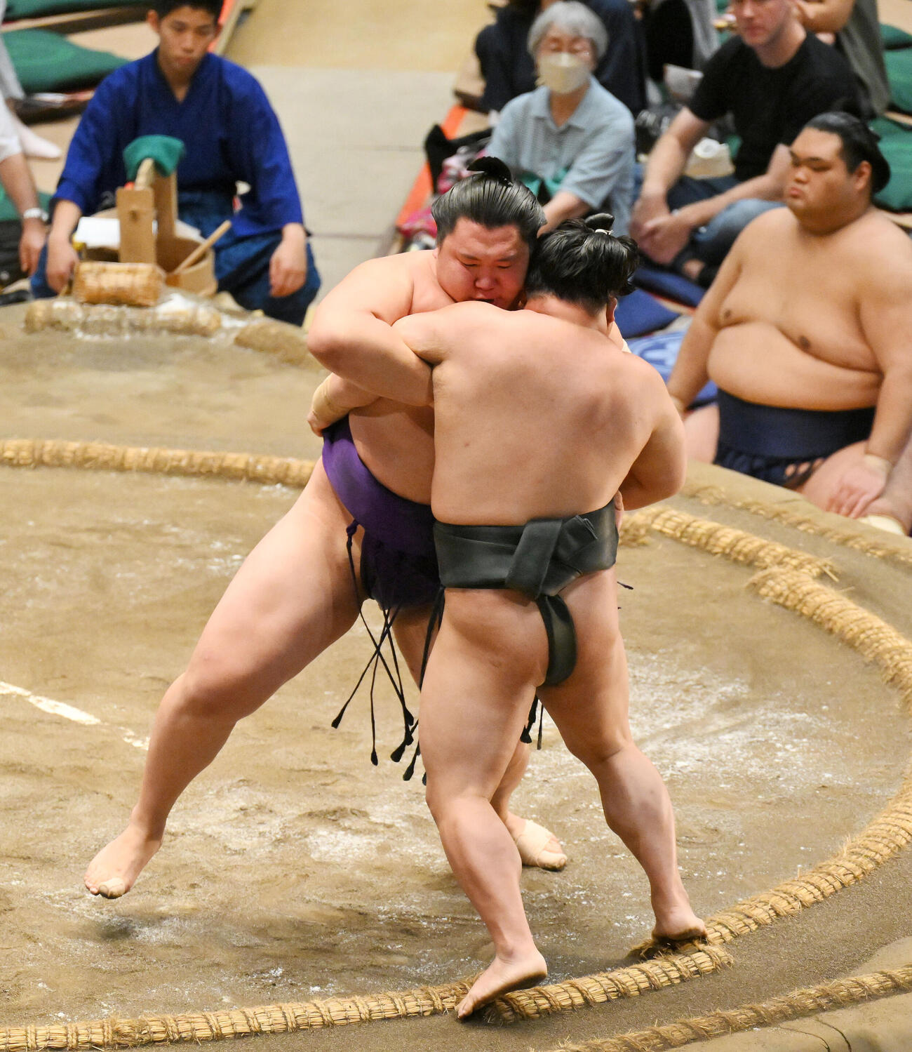 大青山（左）は翠富士を寄り切りで破る（撮影・滝沢徹郎）