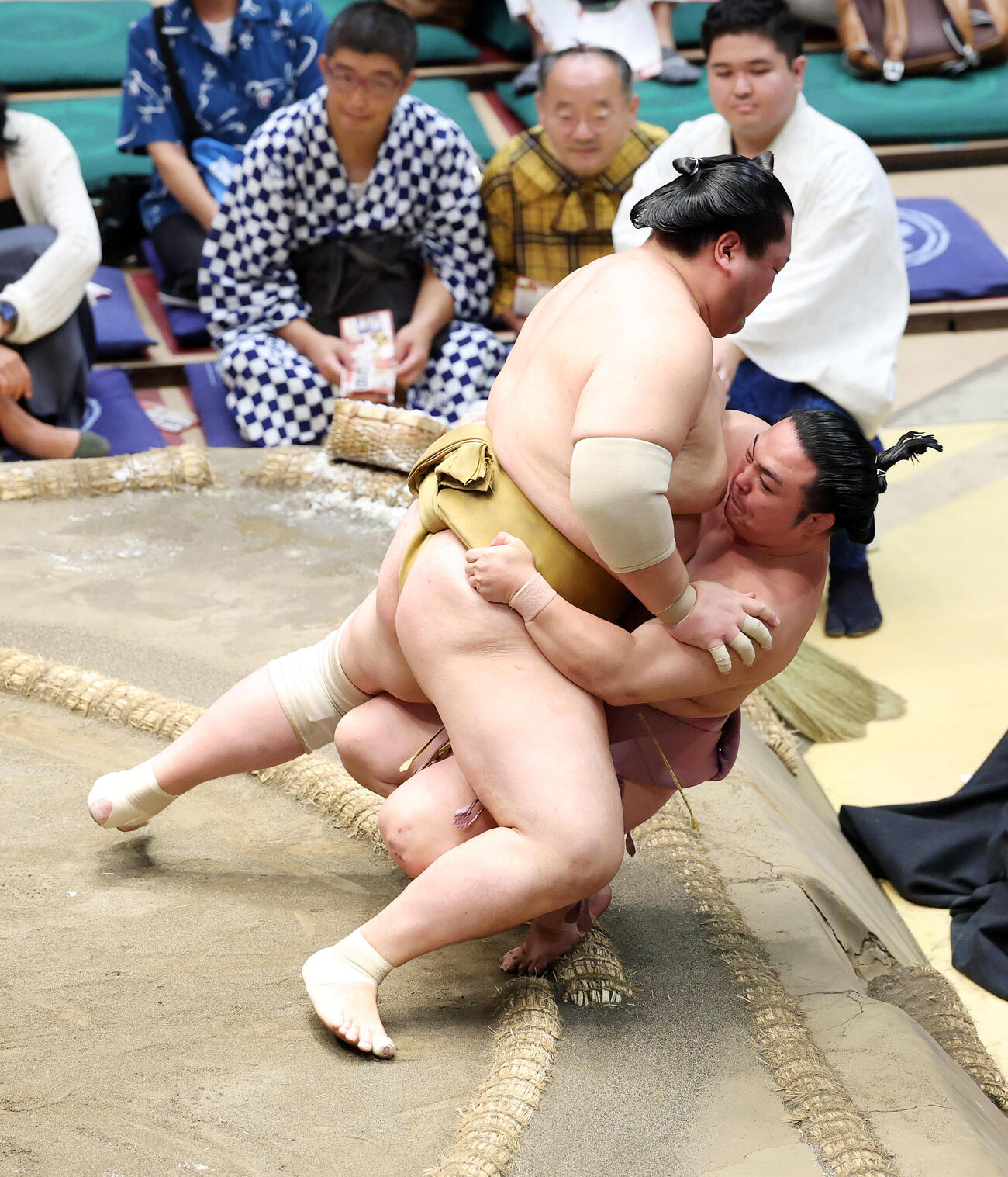炎鵬（右）を寄り倒しで破る輝（撮影・鈴木正人）