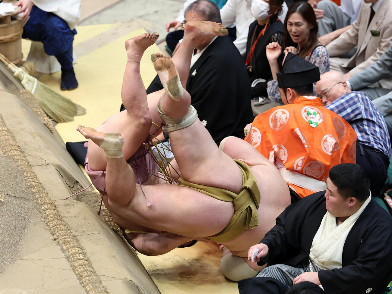 炎鵬（左）を寄り倒しで破る輝（撮影・鈴木正人）
