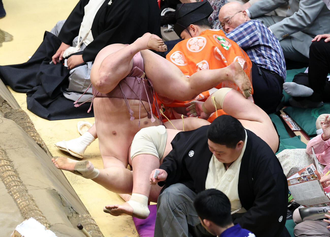 炎鵬（左）を寄り倒しで破る輝（撮影・鈴木正人）