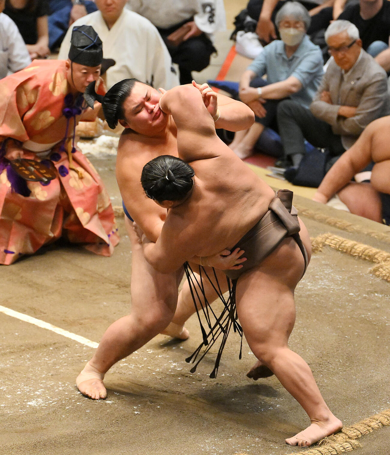 大の里（後方）は伯乃冨士を寄り切りで破る（撮影・滝沢徹郎）