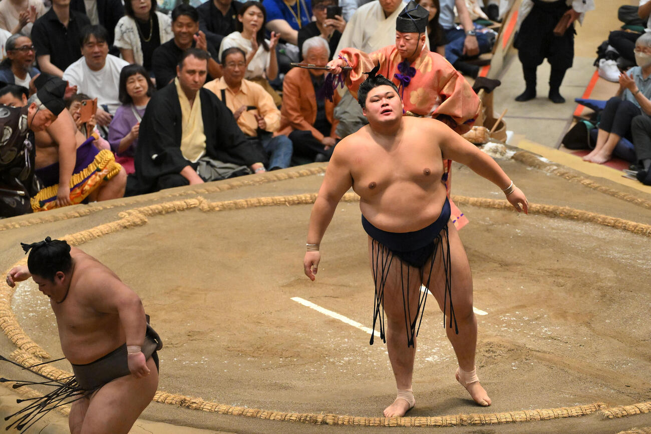 大の里（右）は伯乃冨士を寄り切りで破る（撮影・滝沢徹郎）